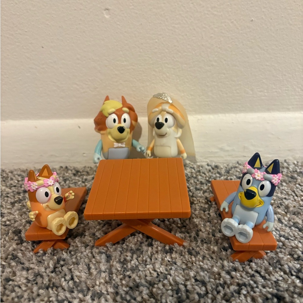 Bluey & Friends Figurine Set with Table